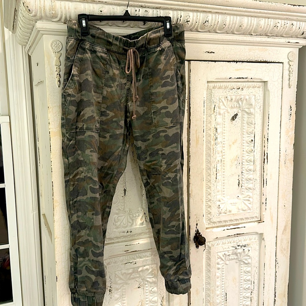 Bella Dahl camouflage joggers brand new perfect condition!